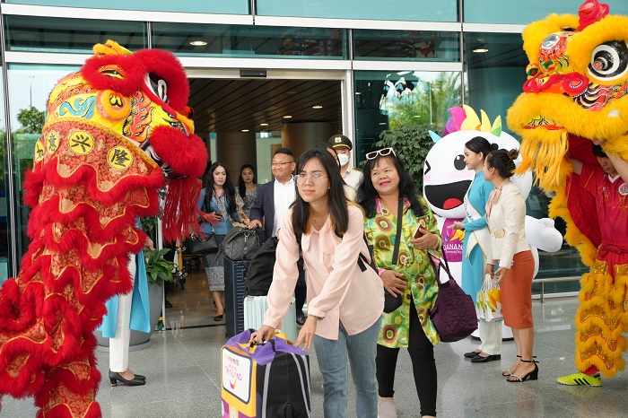 Hành khách trên chuyến bay Viêng Chăn (Lào) đến Đà Nẵng thưởng thức tiết mục múa lân sôi động